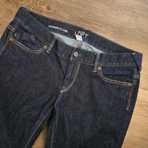 Ann Taylor LOFT Women's Low Rise Modern Flare Jean Dark Wash Size 8 - Picture 4 of 12